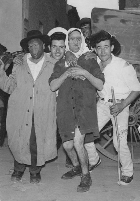 Grupo de hombres con difraces. Calamocha.