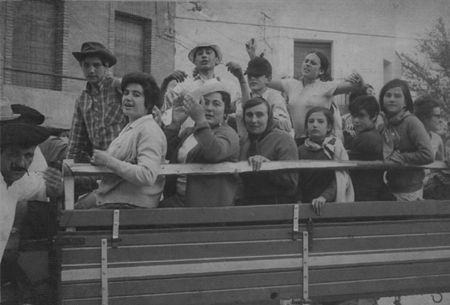 Mujeres y hombres sobre remolque. Calamocha.