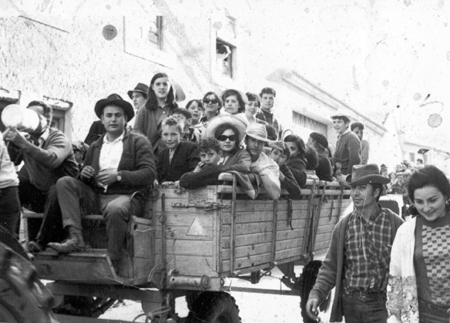 Grupo de gente sobre carro en Calamocha.