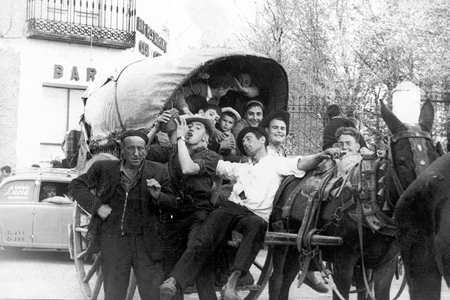 Hombres bebiendo sobre un carruaje. Calamocha.