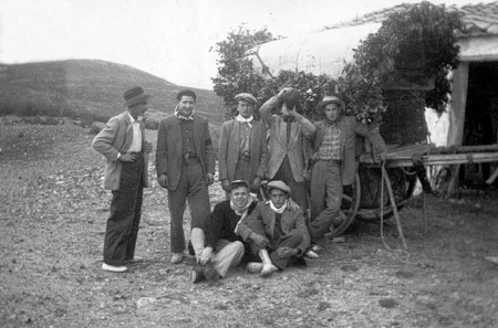 Grupo de gente en la romerÃ­a de Santa BÃ¡rbara. Cuadrilla de amigos con carro adornado. DÃ©cada de los 50.