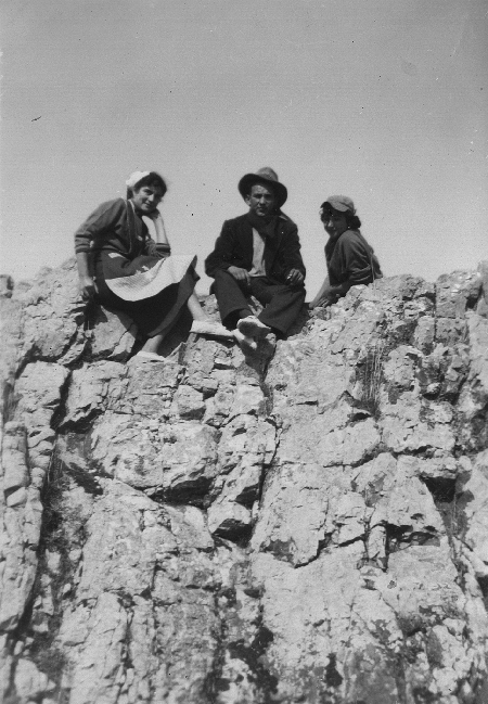 Grupo sobre unas rocas en la RomerÃ­a de Santa BÃ¡rbara. Calamocha.