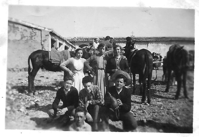 Grupo de hombres y mujeres en la RomerÃ­a en Santa BÃ¡rbara