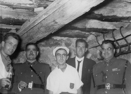 Hombres y guardias civiles en las fiestas de San Roque.