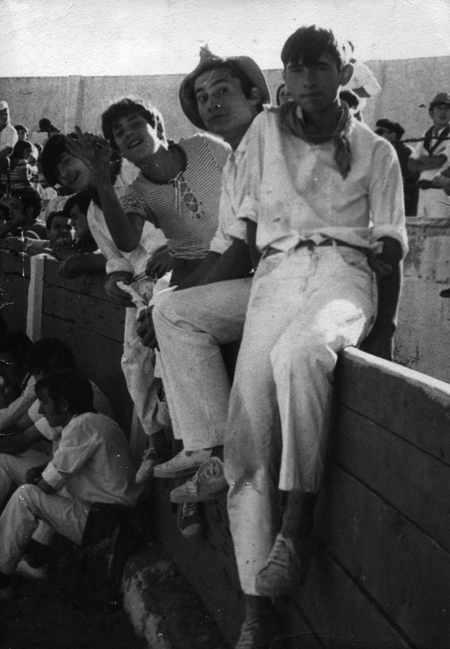 Grupo de amigos en la plaza de toros. Calamocha.
