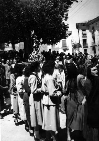Grupo de gente en la procesiÃ³n de San Roque. Calamocha.