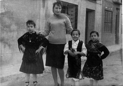 Profesora y alumnas. Calamocha