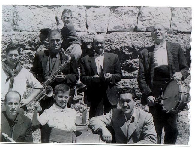 Bailadores y mÃºsicos en el Baile San Roque