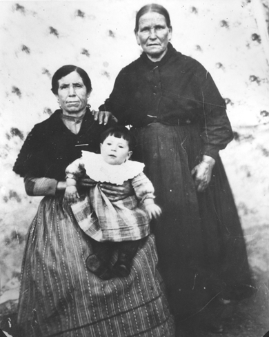 Mujeres con niÃ±o en los brazos. Cosa