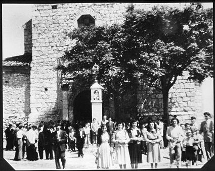 Saliendo de misa en la ermita. Cosa