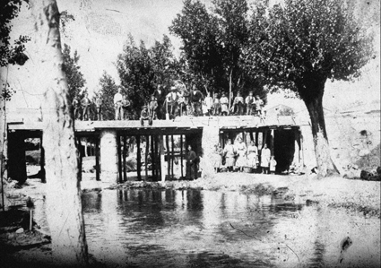 Grupo de personas sobre el puente del rÃ­o. Ferreruela