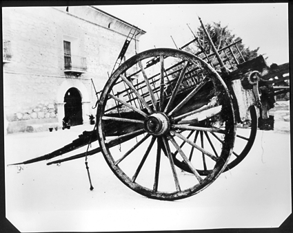 Imagen de un carro en la plaza. Cosa