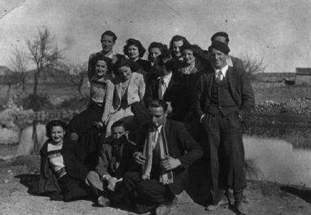 Retrato de grupo en el campo. CucalÃ³n.