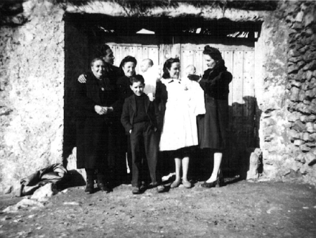 Familia en la entrada de una casa. CucalÃ³n.