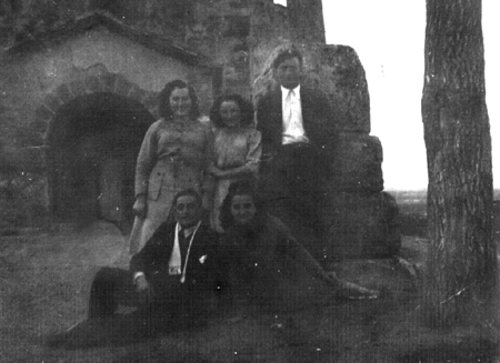 Grupo delante de la ermita. CucalÃ³n.