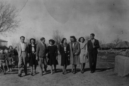 Grupo de personas paseando por el campo. CucalÃ³n.