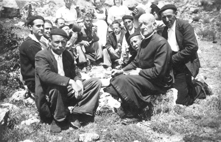 Grupo comiendo en el campo. CucalÃ³n.