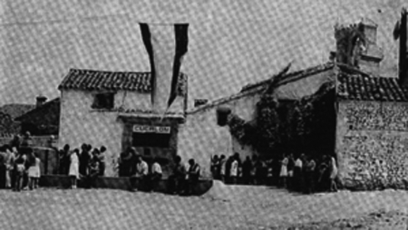 Gente en la plaza de CucalÃ³n.