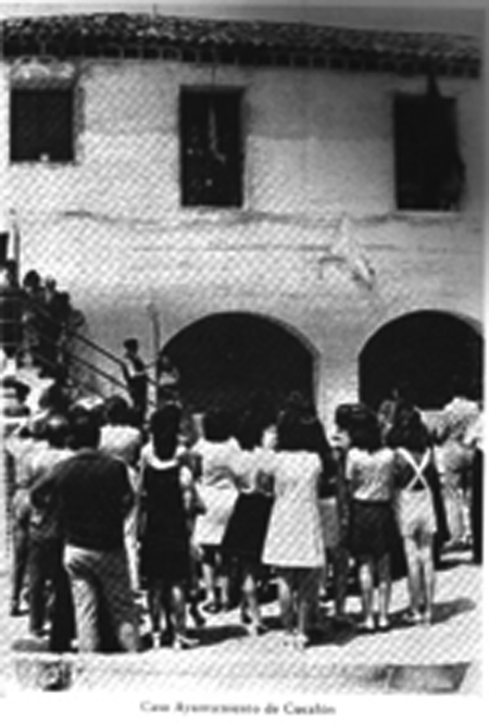 Gente en la plaza de CucalÃ³n.
