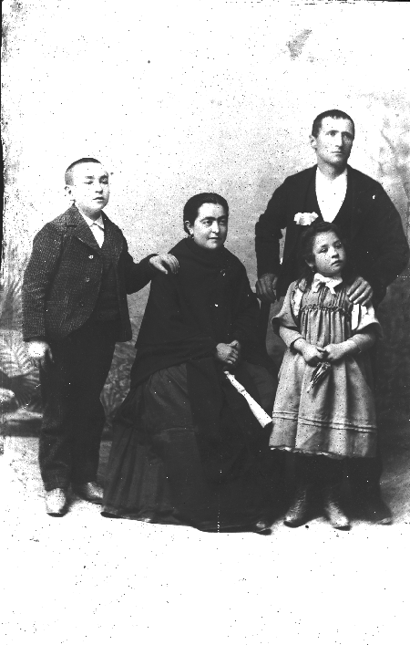 Retrato de familia. CucalÃ³n.