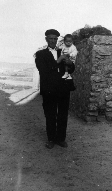 Vecino de Cuencabuena con un niÃ±o en brazos.