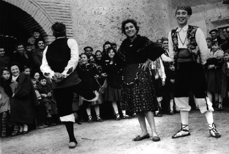 Bailando jotas delante de un grupo de gente. CucalÃ³n.
