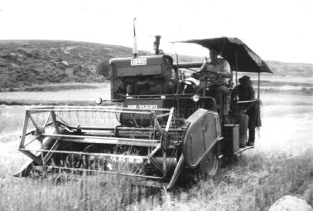 MÃ¡quina de segar en un campo de CucalÃ³n.