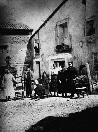 Grupo familiar delante de su casa. Ferreruela