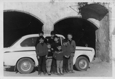 NiÃ±os delante del trinquete. Ferreruela