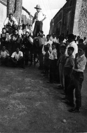 JÃ³venes jugando en la calle. Ferreruela
