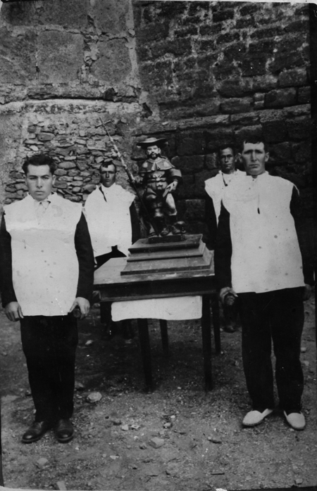 Cofrades portando a San Roque. Ferreruela