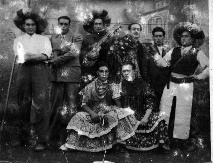 Grupo de amigos/as disfrazados de sevillanos/as. Ferreruela