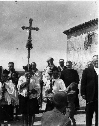 ProcesiÃ³n de San Roque portando la cruz. Ferreruela