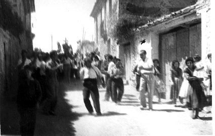 JÃ³venes bailando el baile de San Roque. Ferreruela