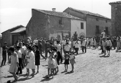 ProcesiÃ³n de San Roque con cofrades portando al santo. Ferreruela