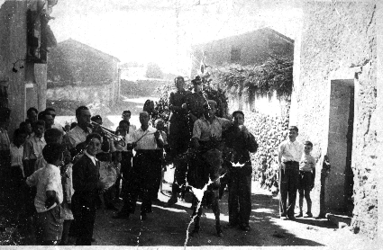 Recogida de tortas en las fiestas de San Roque. Ferreruela