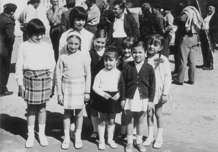 NiÃ±as en la plaza en fiestas. Ferreruela