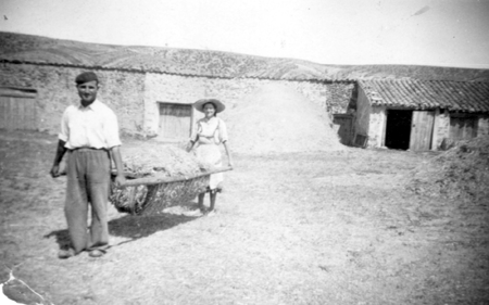 Pareja transportando paja. FonfrÃ­a.