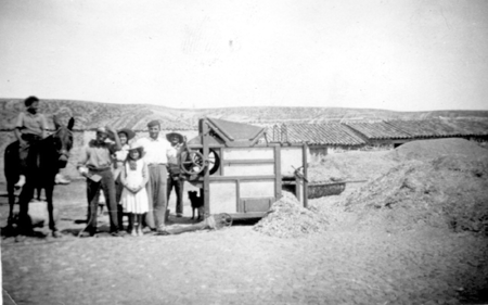 Familia preparada para aventar. FonfrÃ­a.