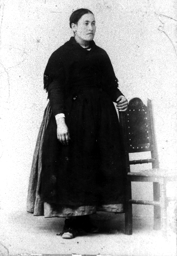 Retrato de mujer junto a una silla. Fuentes Claras.