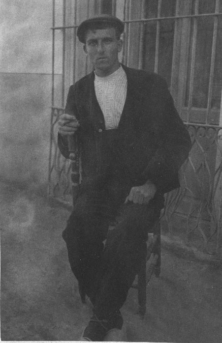 Retrato de un hombre sobre un taburete. Fuentes Claras. AÃ±o 1920.