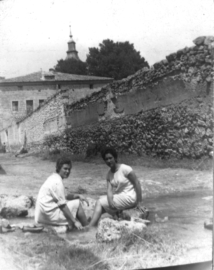 Dos mujeres sentadas en una zona de campo de  Fuentes Claras. AÃ±o 1960.