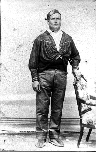 Retrato de un hombre junto a una silla. Fuente Claras.