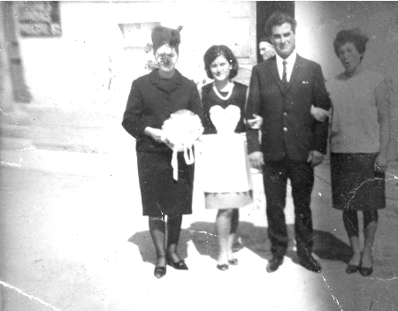 Retrato de familia en un dÃ­a de boda. Fuente Claras.