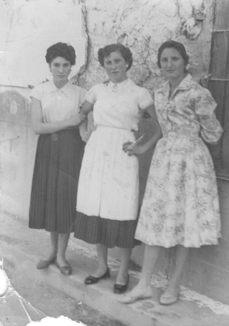Retrato de tres mujeres jÃ³venes apoyadas en la pared. Fuentes Claras.