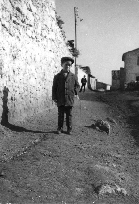 Retrato de un niÃ±o en una calle de Fuentes Claras.