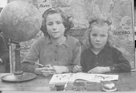 Foto escolar de dos niÃ±as. AÃ±o 1951