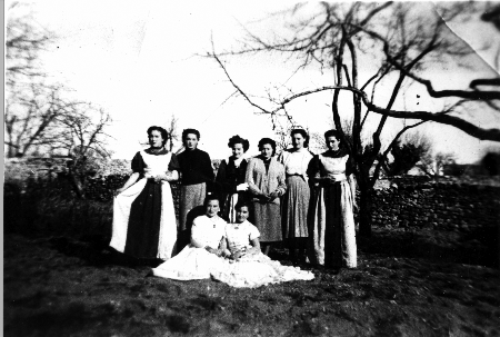 Grupo  de mujeres en el campo. Fuente Claras.
