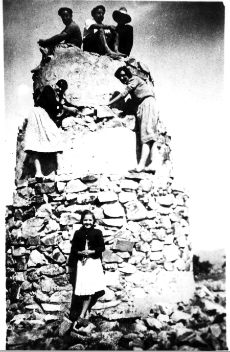 Grupo de jÃ³venes subidos sobre unas rocas. Fuentes Claras.