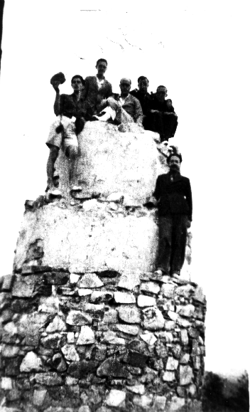 Grupo de jÃ³venes subidos sobre unas rocas. Fuente Claras.